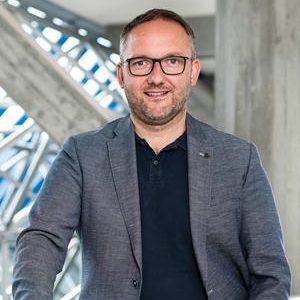 Hier sehen Sie Frank Feick, Leitung des simulationsbasierten Lehrens und Lernens